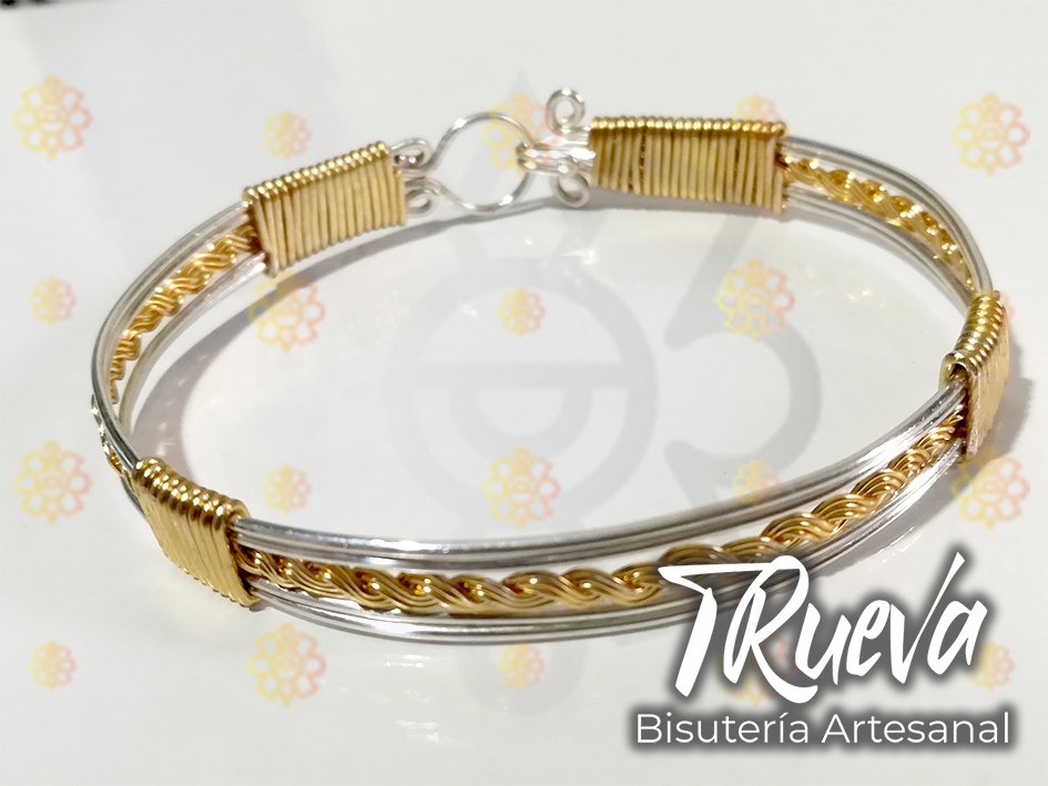04 - Brazalete TRueba trenzado tipo A dorada con plateado artesanal